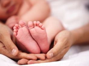 Νταντάδες της Γειτονιάς: Πότε ανοίγει η πλατφόρμα, τα ποσά και οι δικαιούχοι